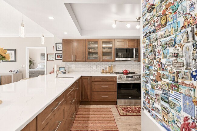 Building Photo - 404 S Beach St