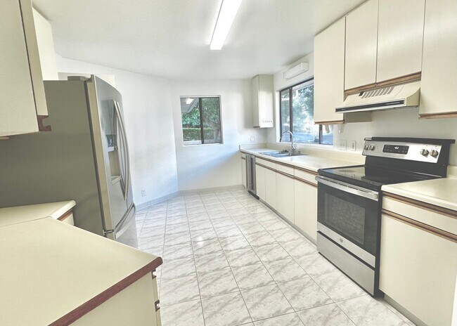 Building Photo - SPACIOUS 3 BEDROOM 2.5 BATH HOME IN KAIMUKI W/2 CAR GARAGE