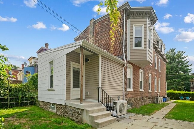 Building Photo - 125 Sumac St