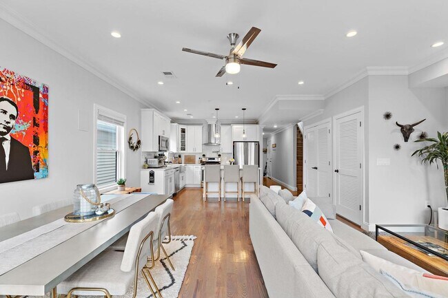 Building Photo - 61 Bleecker St