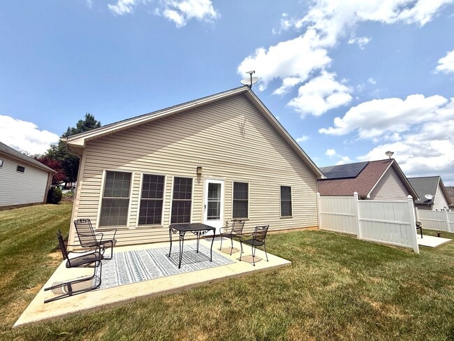 Building Photo - Bright and Spacious 3-Bedroom Home with Su...