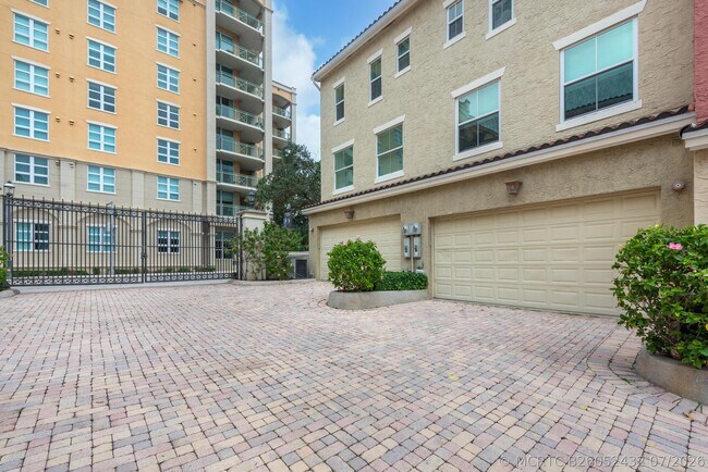 Building Photo - 636 Fern St