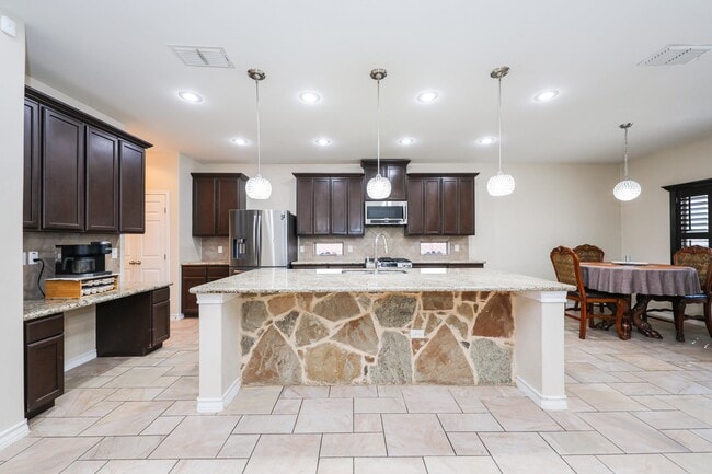 Building Photo - 318 Silverleaf Oak