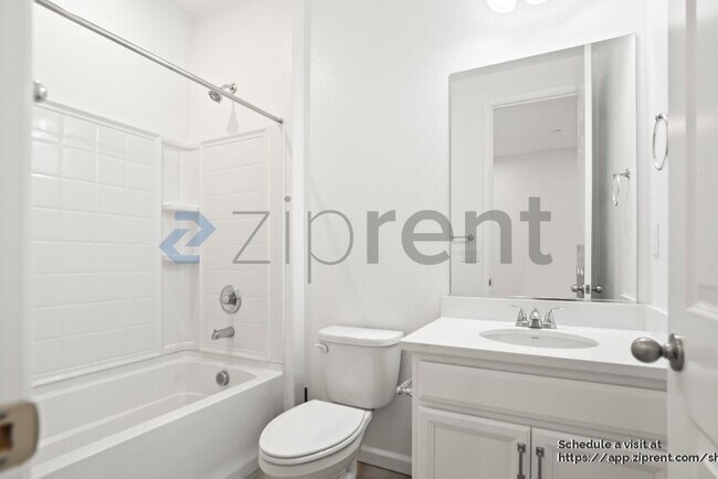 Building Photo - 861 Pipit St