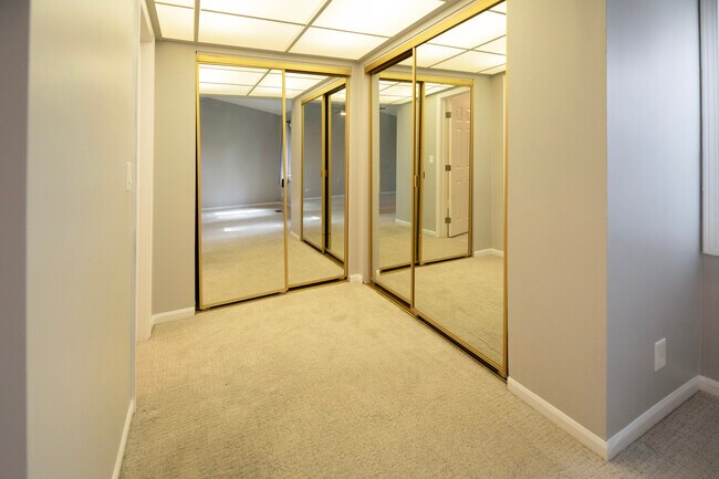 Building Photo - 329 Redwing Dr