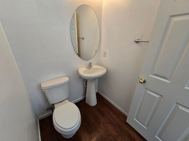 Building Photo - 3 Bedroom Updated Townhouse