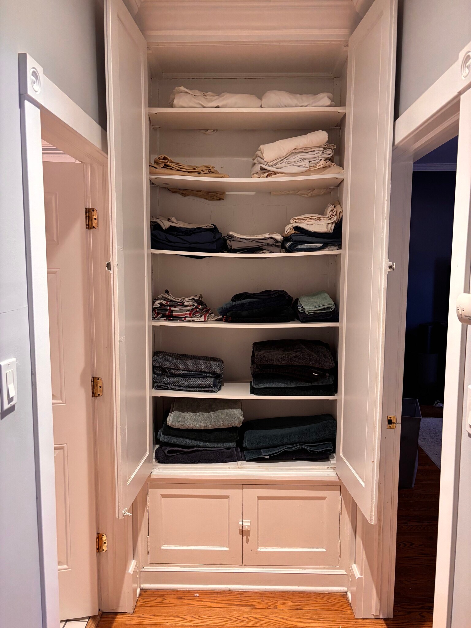 Linen Closet - 642 W Bittersweet Pl