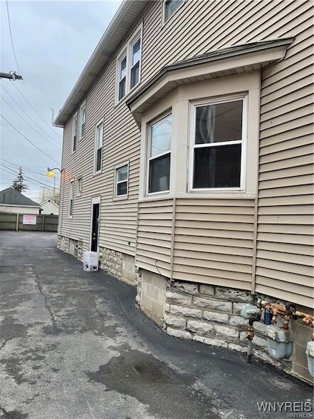 Building Photo - 1431 Hertel Ave