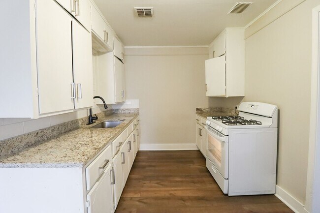 Building Photo - Section 8 Welcome! 2/1 Ready for Immediate Move In!!