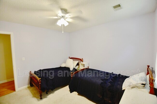 Building Photo - 1240 Llewellyn Rd