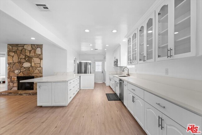 Building Photo - 2809 S Canfield Ave