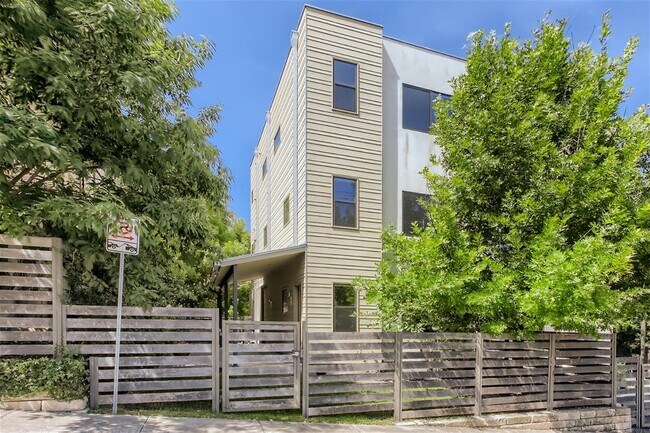 Building Photo - 707 Cardinal Ln