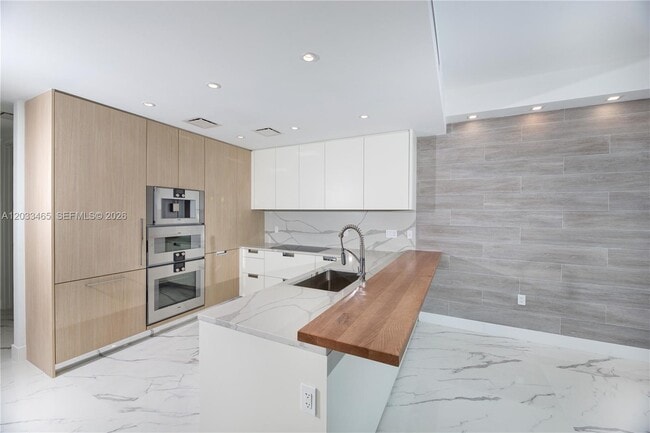 Building Photo - 15701 Collins Ave