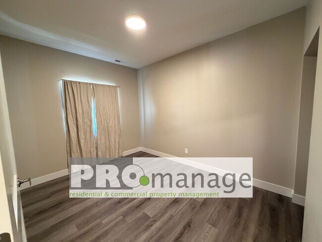 Building Photo - 2 Bd/1ba Upper-Level Apartment – Central Rexburg Location