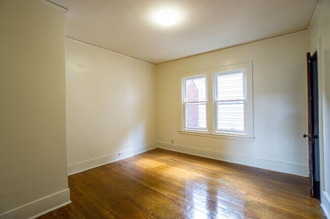 Building Photo - 7/1/26 Bright and Spacious Apartment Close...