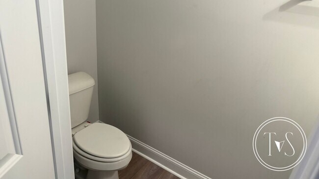 Building Photo - RATE DROP ALERT (was $2500/month) and MOVE-IN SPECIAL: $500 OFF 1ST MONTH'S RENT!**