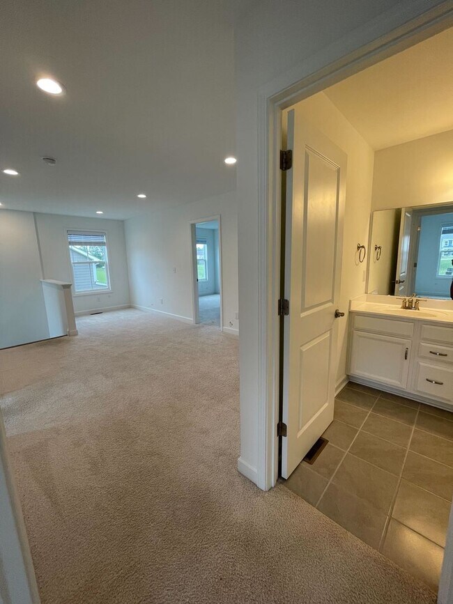 Building Photo - Spacious Home in Westhill Community