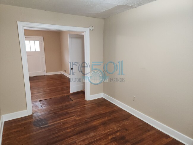 Building Photo - Great Find in Hillcrest! 2BR & 1 BA