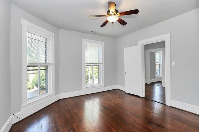 Building Photo - Charming 2nd Floor 2BD/1BA Unit on Pecan Ave!