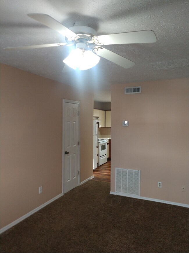 Building Photo - 1819 Summerhaven Ave