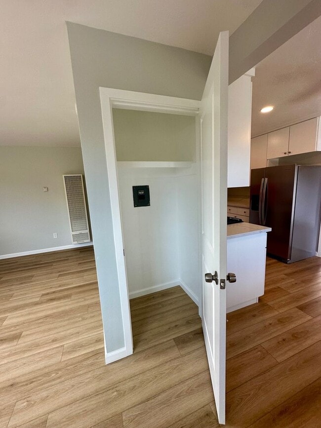 Building Photo - COMING SOON--2 bed/1 bath in IB