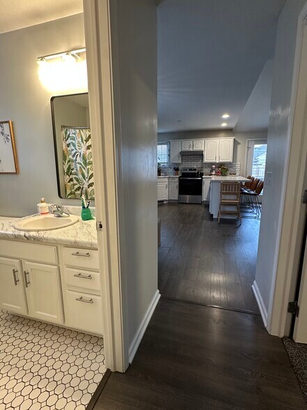 Building Photo - 9527 Acacia Psge