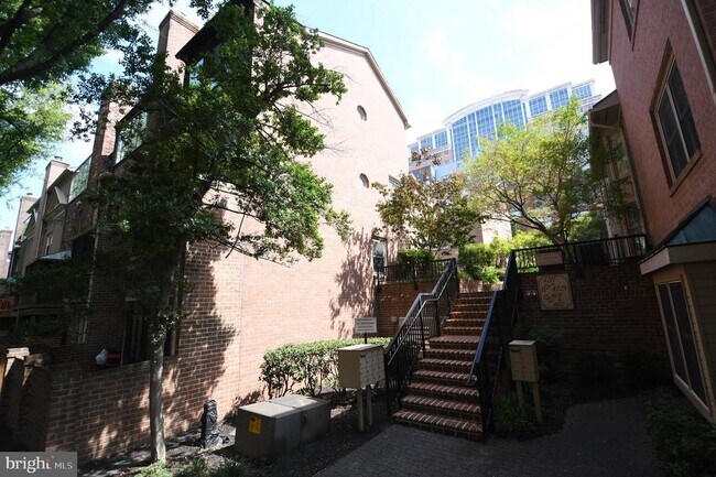 Building Photo - 601 N Tazewell St