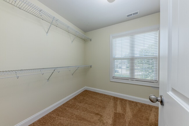 Building Photo - 150 Finch Ln