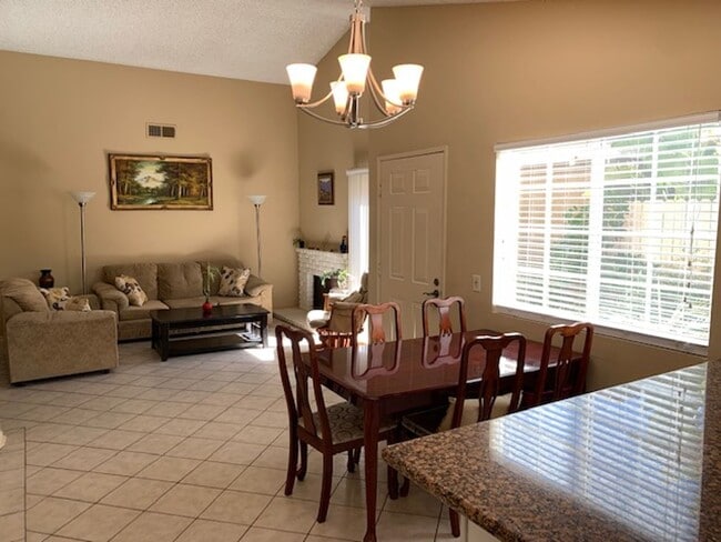 Building Photo - Moorpark 3 Bedroom Single Story with Private Backyard