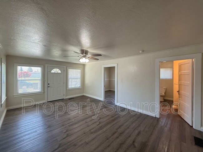 Building Photo - 208 N Acacia Ave