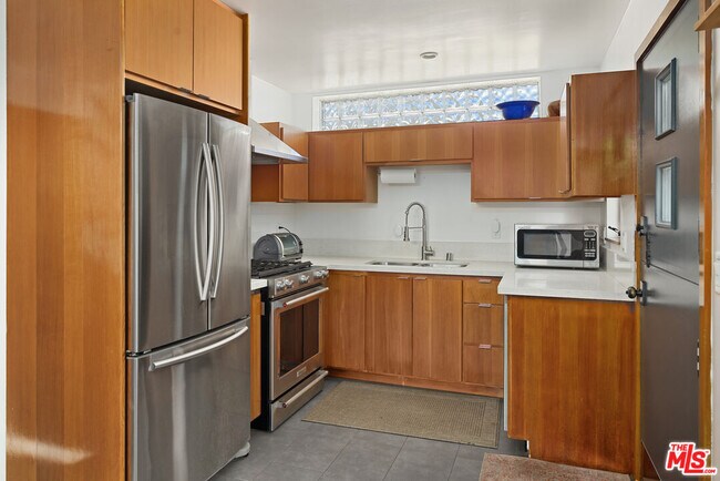 Building Photo - 1089 Palms Blvd