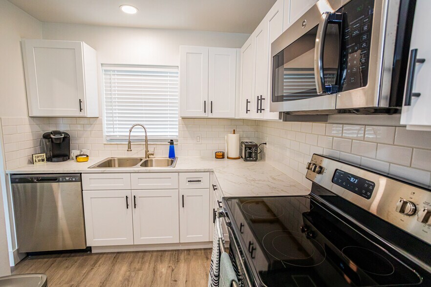 Building Photo - 9341 Green Meadows Way