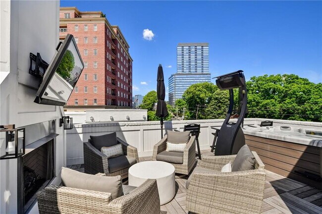 Building Photo - Prime Residence with fabulous amenities in the heart of Buckhead