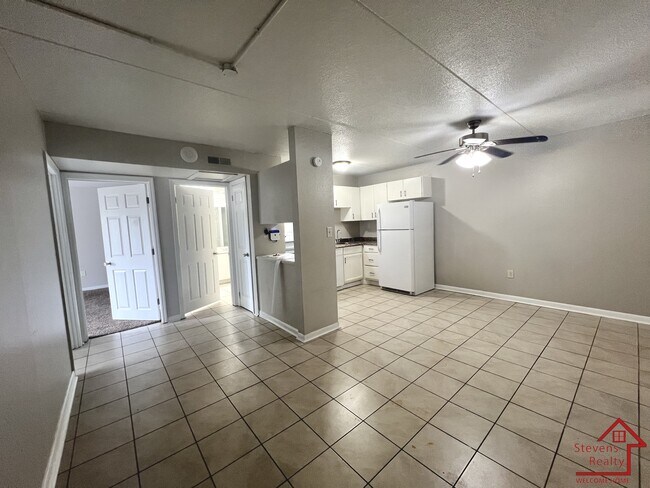 Building Photo - 915 S Seminole Dr