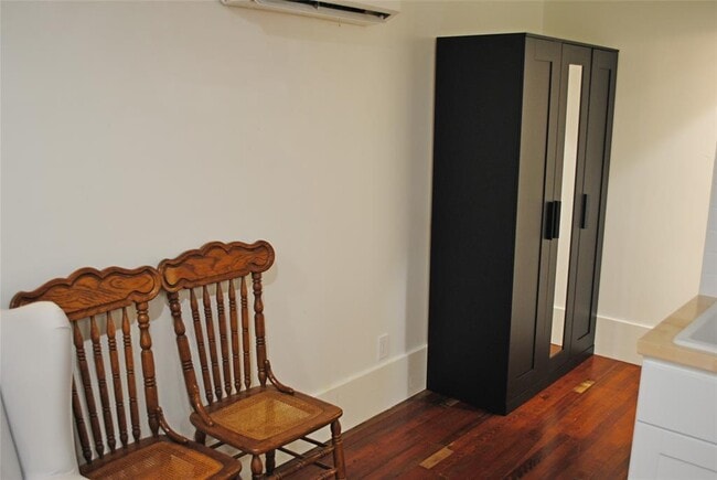 Building Photo - 508 1/2 Bayland Ave