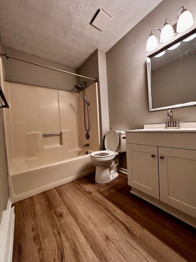 Building Photo - Newly Renovated 2 bedroom in Englewood!