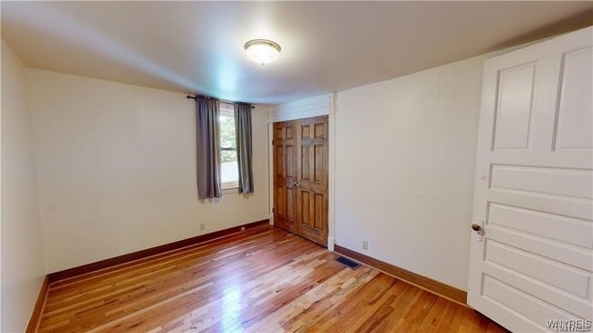 Building Photo - 558 Breckenridge St