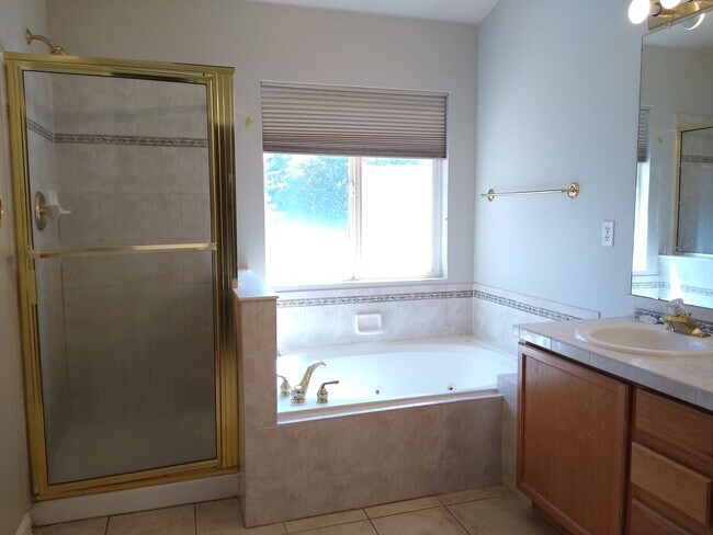 Building Photo - Fabulous Townhome Near Cherry Creek State ...