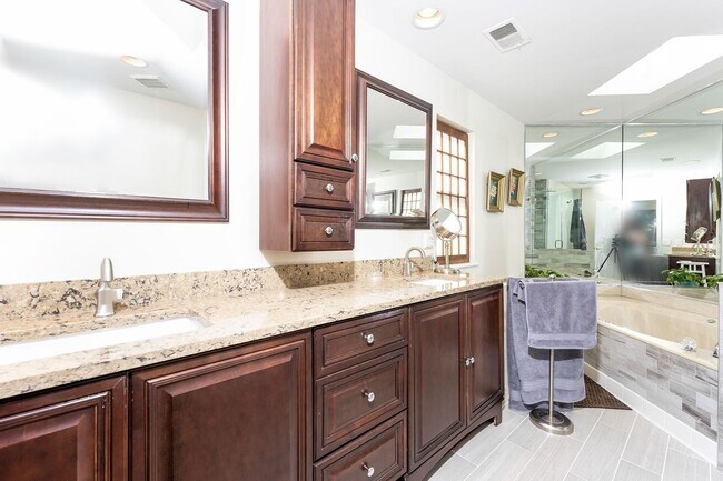 Building Photo - Stunning 4 Bedroom 3 and a Half Bath Bethe...