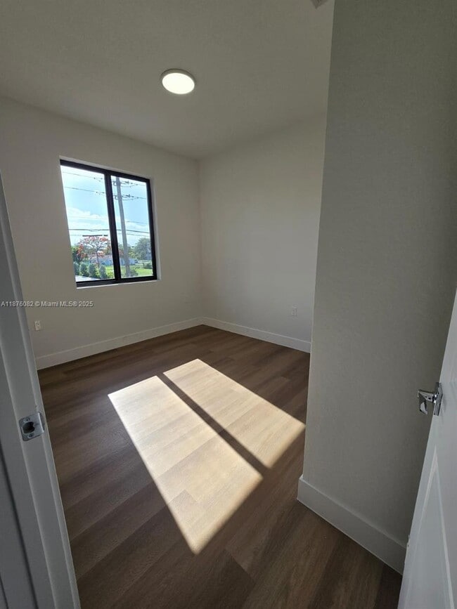 Building Photo - 1313 NW 6th Ave Unit A