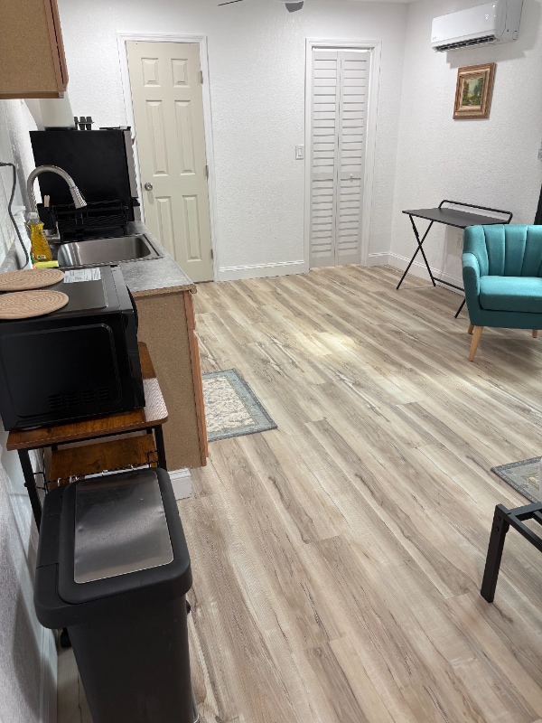 Building Photo - 710 E Crenshaw St