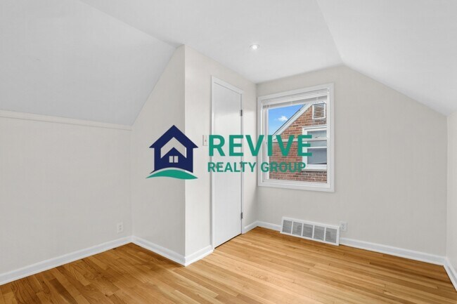 Building Photo - 9725 Fox Ave