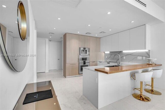 Building Photo - 15701 Collins Ave