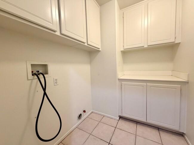 Building Photo - Spacious Oak Creek Cul-de-Sac Home with 5 Bedrooms & 3-Car Garage