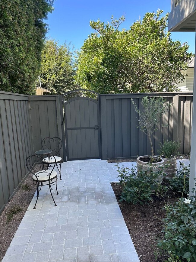 Building Photo - 335 S Grand St