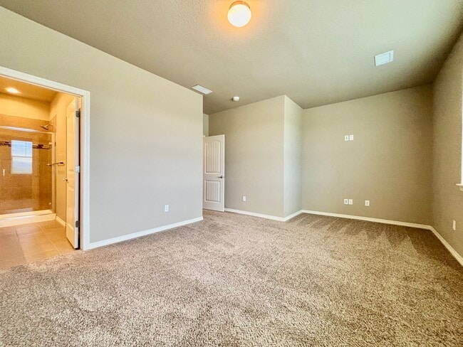 Building Photo - Beautiful 3 bed, 3 bath Townhome in West W...