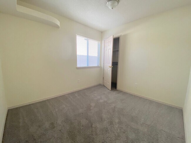 Building Photo - West El Paso 5bed Refrig A/C Home