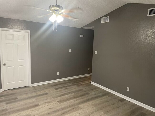 Building Photo - 3702 Daniels Dr