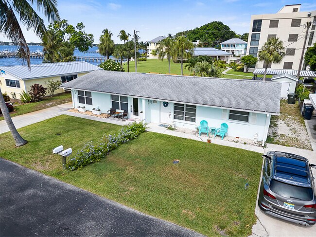 Building Photo - 13 SE Sailfish Ln
