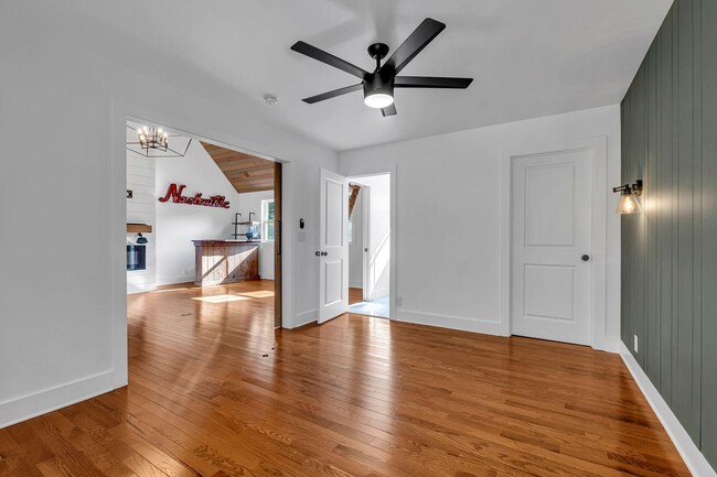 Building Photo - Great price for a huge house! CHARMING Syl...